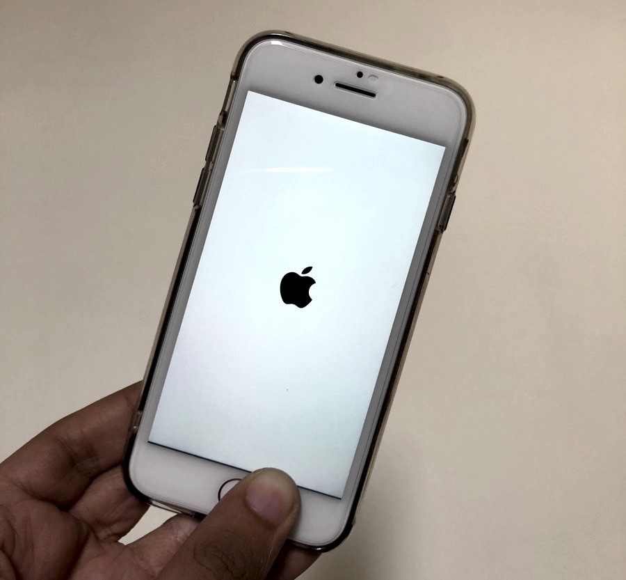 How To Fix An iPhone 8 Or 8 Plus Stuck At Apple Logo - iOS ...