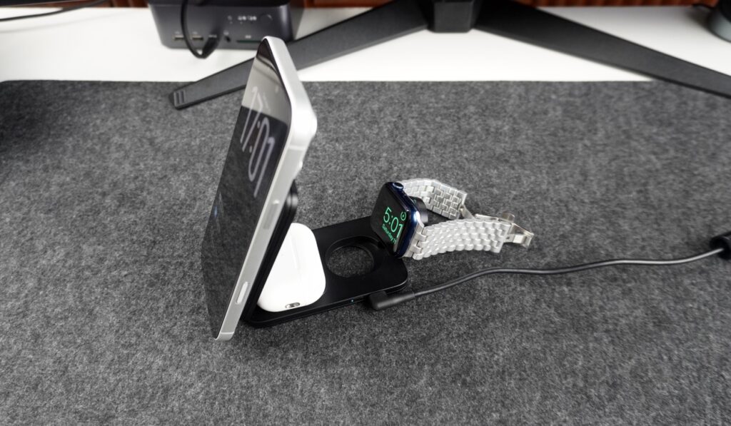 ESR Foldable 3-in-1 Magnetic Charging Station