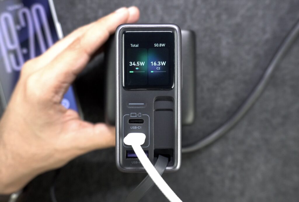 UGREEN Nexode Pro 160W Charger With Retractable Cable 4